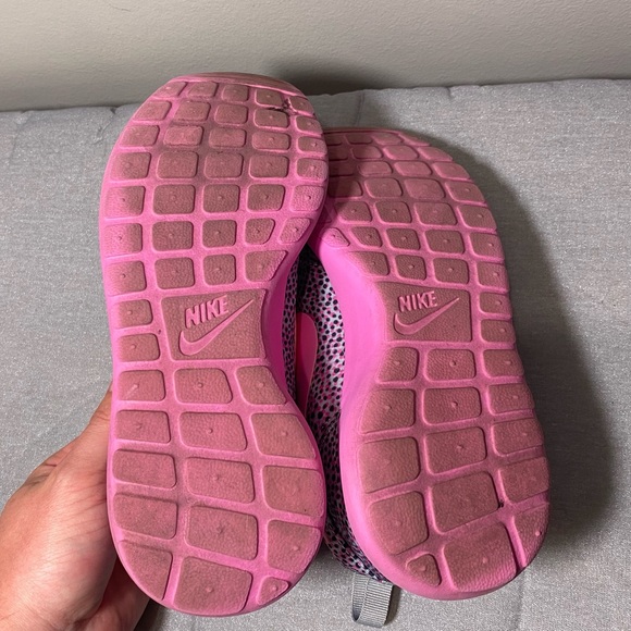 Nike Roshe Run Polka Dot Athletic Shoes - Picture 7 of 8